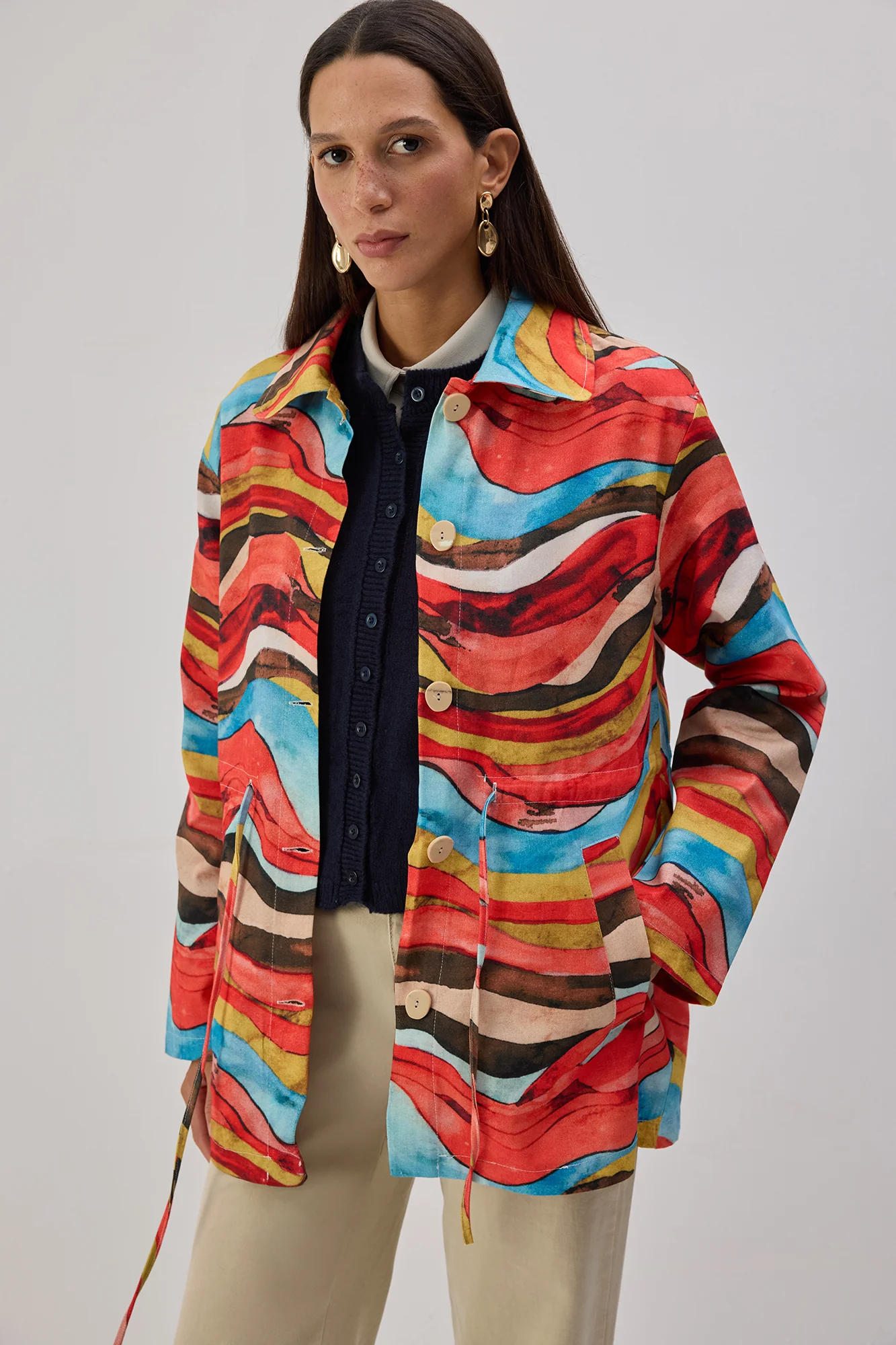 ABSTRACT PATTERNED SHORT TRENCH COAT - Image 4
