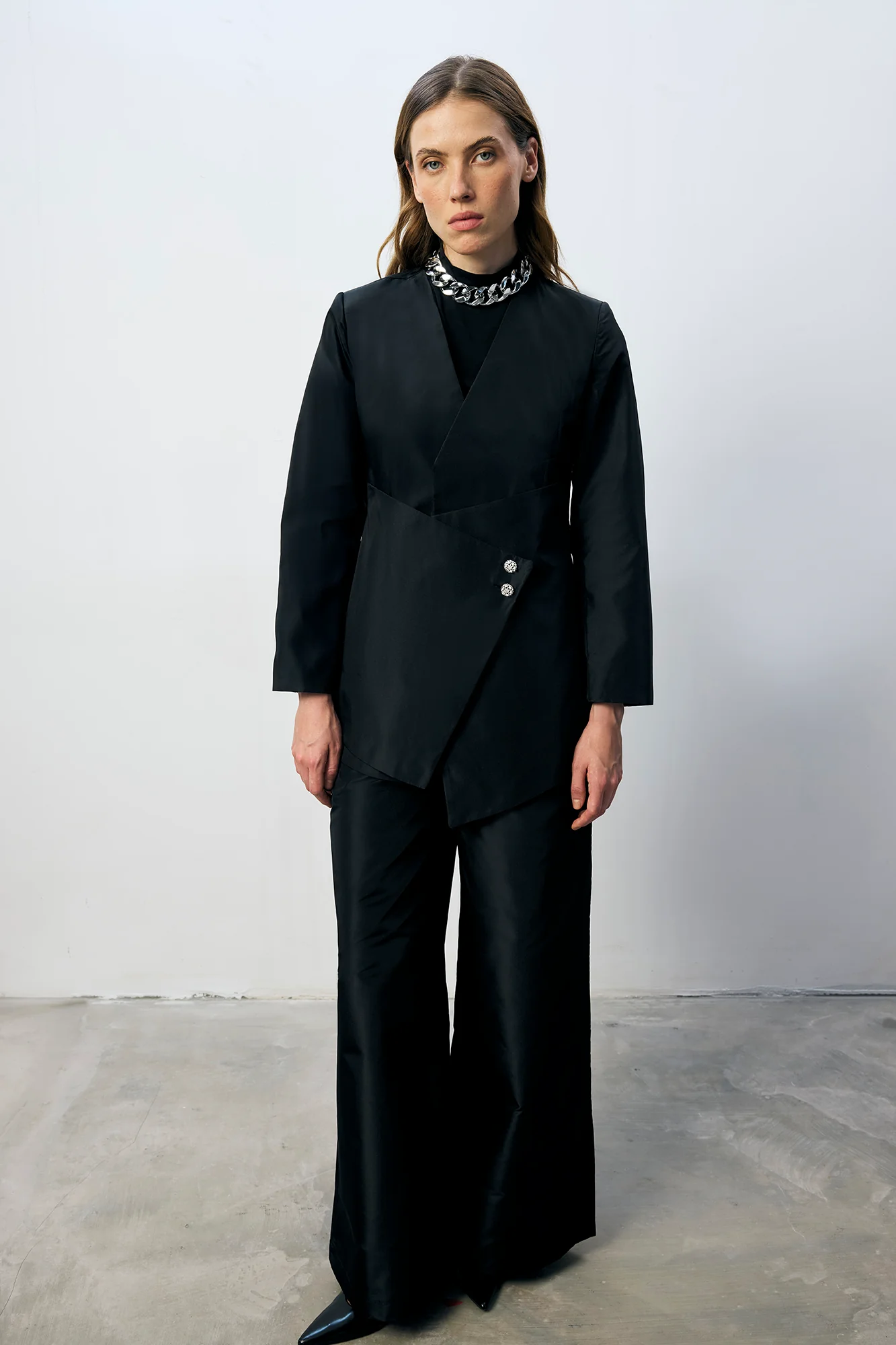 ASYMMETRIC JACKET AND PANTS SET WITH BUTTON DETAILS - Image 4