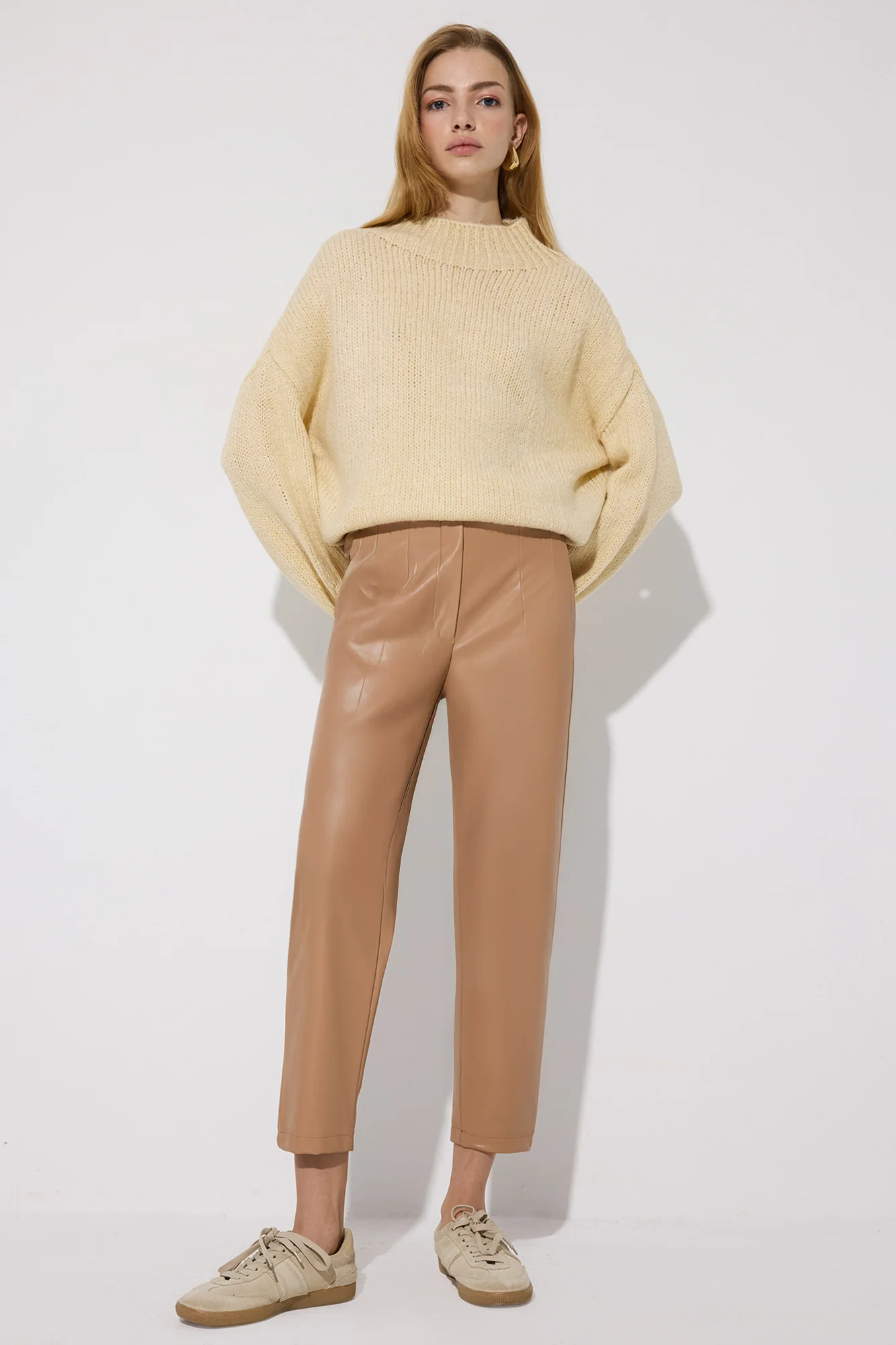 HIGH-WAISTED VEGAN PANTS WITH DENS